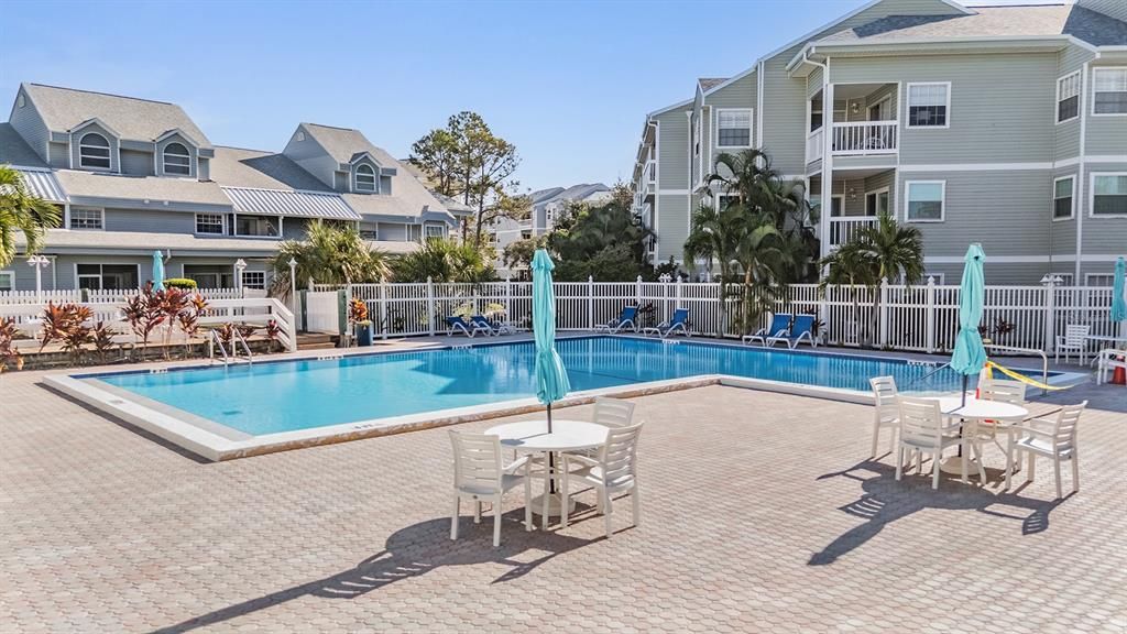 合同活跃: $190,000 (2 贝兹, 2 浴室, 945 平方英尺)