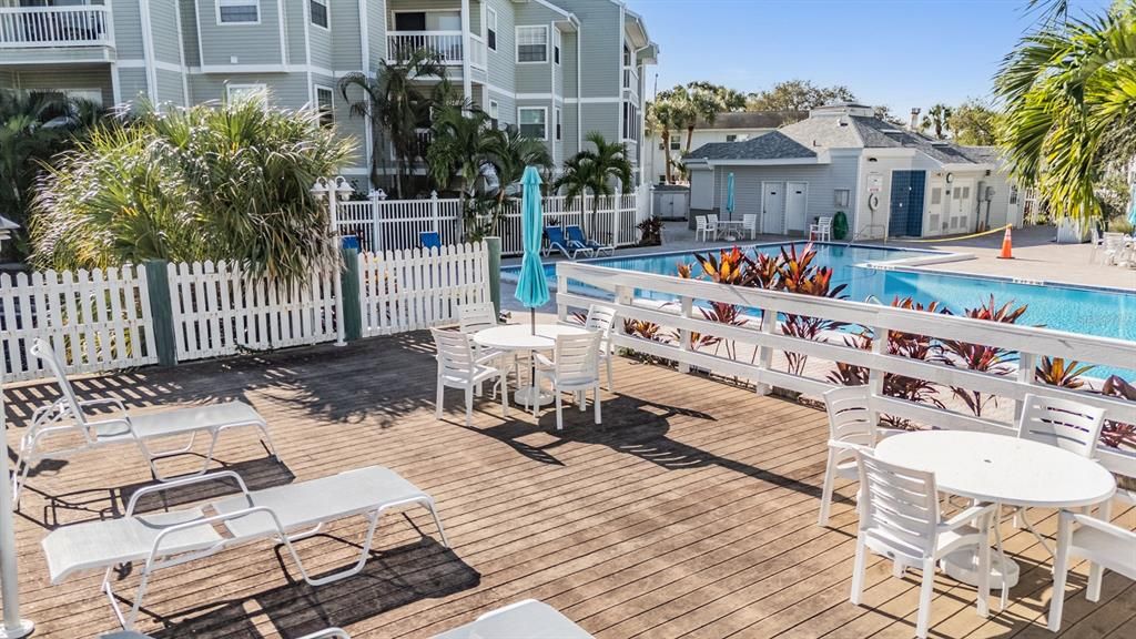 合同活跃: $190,000 (2 贝兹, 2 浴室, 945 平方英尺)