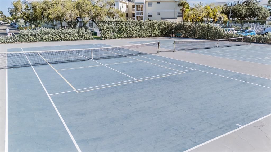 合同活跃: $190,000 (2 贝兹, 2 浴室, 945 平方英尺)