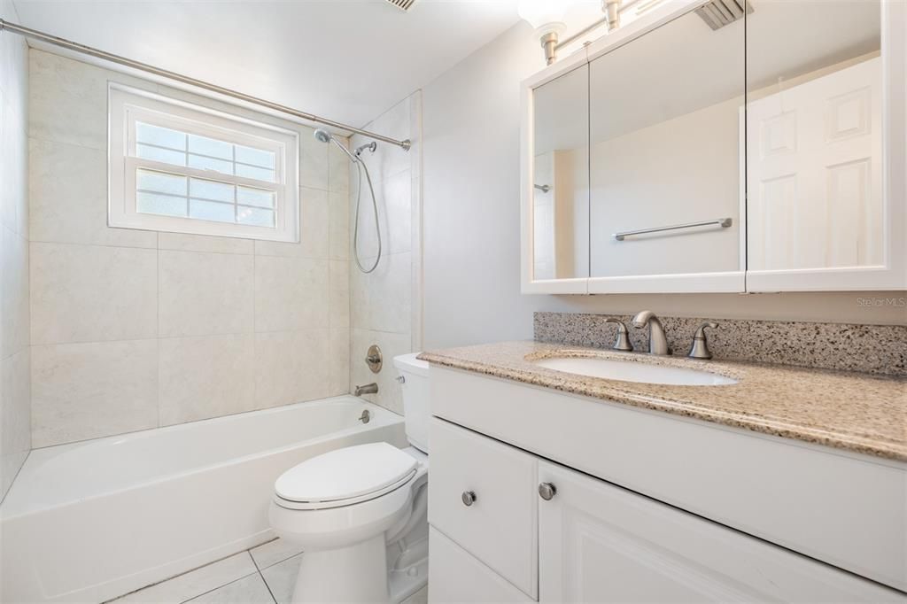 合同活跃: $190,000 (2 贝兹, 2 浴室, 945 平方英尺)