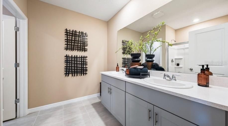 合同活跃: $360,999 (4 贝兹, 3 浴室, 2106 平方英尺)