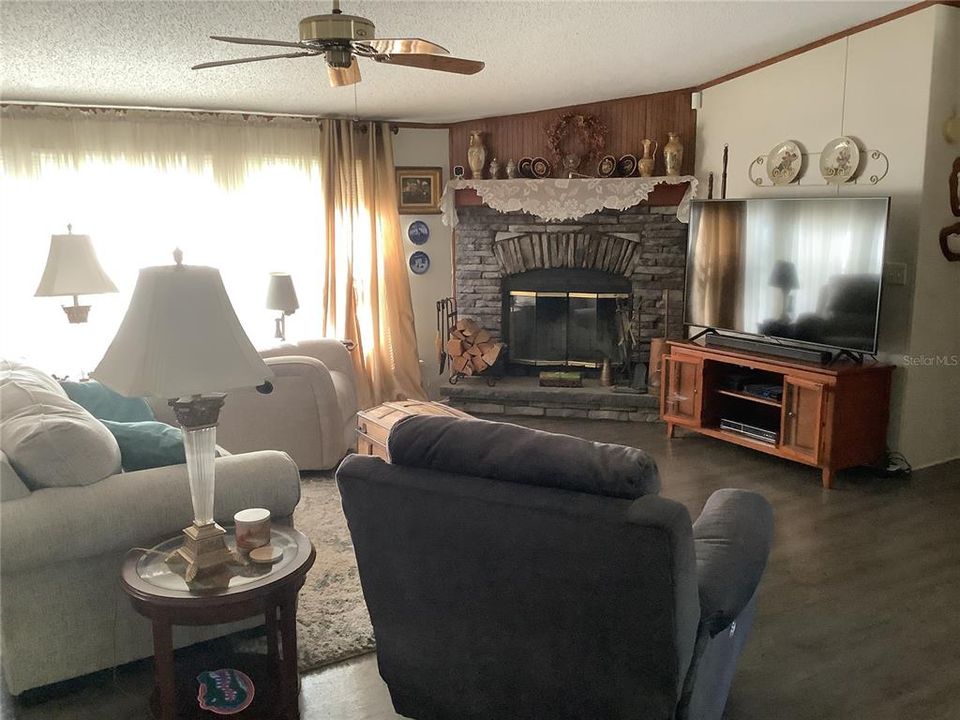 На продажу: $250,000 (3 спален, 2 ванн, 1998 Квадратных фут)