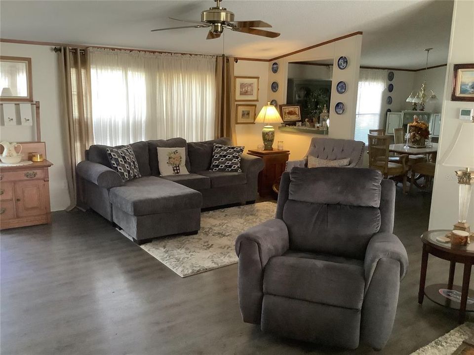 На продажу: $250,000 (3 спален, 2 ванн, 1998 Квадратных фут)