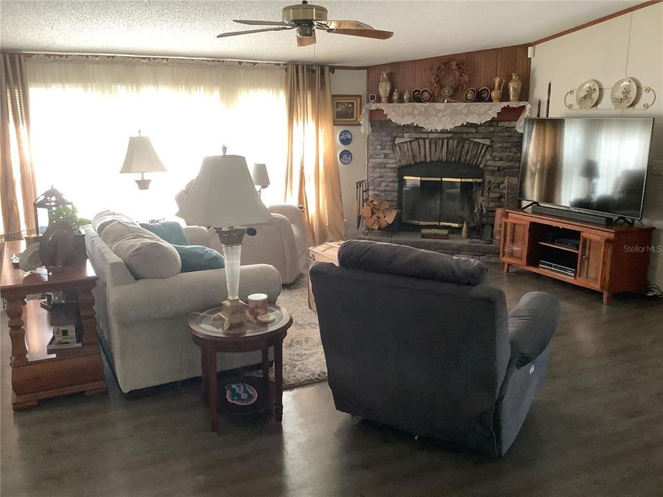 На продажу: $250,000 (3 спален, 2 ванн, 1998 Квадратных фут)