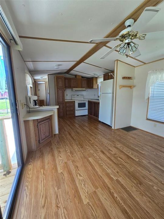 出租: $850 (1 贝兹, 1 浴室, 450 平方英尺)