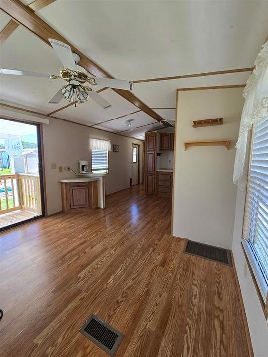 出租: $850 (1 贝兹, 1 浴室, 450 平方英尺)