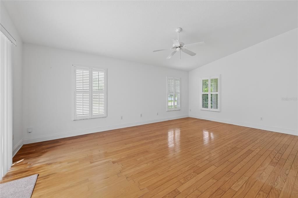 For Sale: $429,900 (3 beds, 3 baths, 1942 Square Feet)