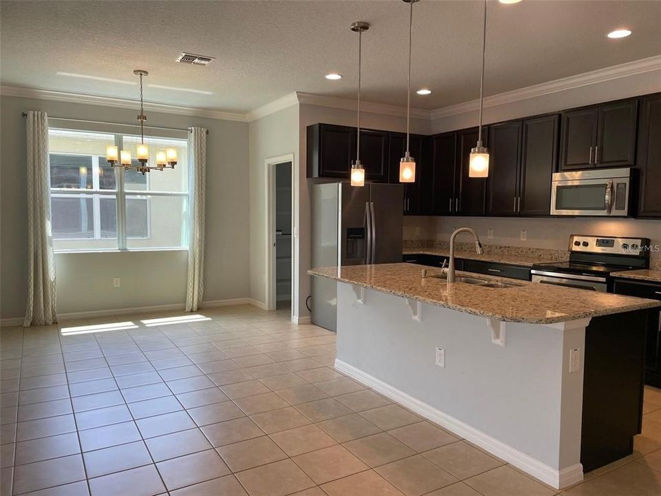 For Rent: $2,475 (4 beds, 2 baths, 1784 Square Feet)