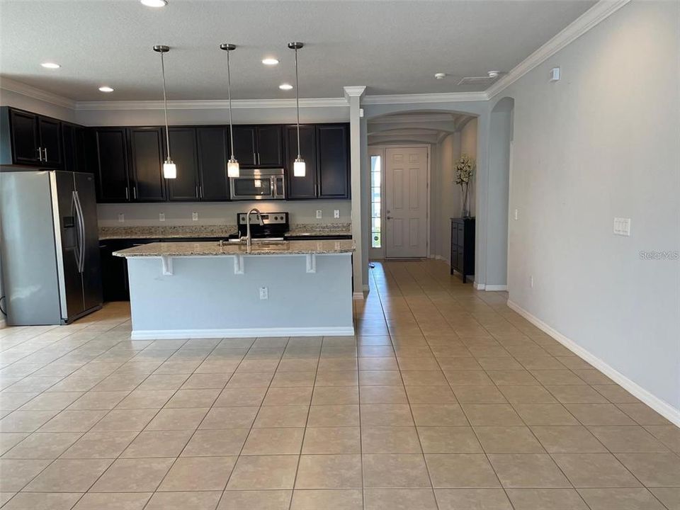 For Rent: $2,475 (4 beds, 2 baths, 1784 Square Feet)