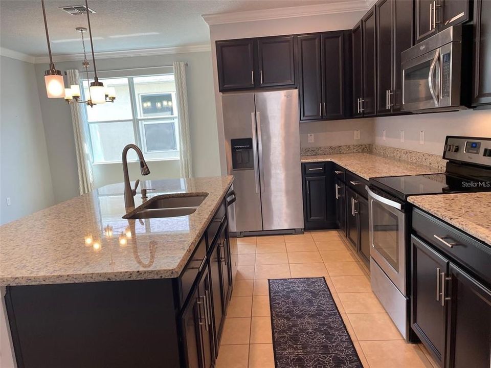 For Rent: $2,475 (4 beds, 2 baths, 1784 Square Feet)