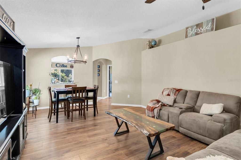 Activo con contrato: $295,000 (3 camas, 2 baños, 1509 Pies cuadrados)