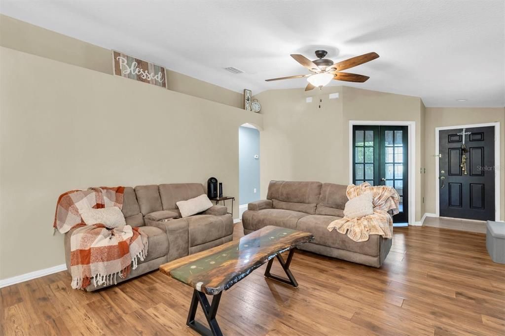 Activo con contrato: $295,000 (3 camas, 2 baños, 1509 Pies cuadrados)