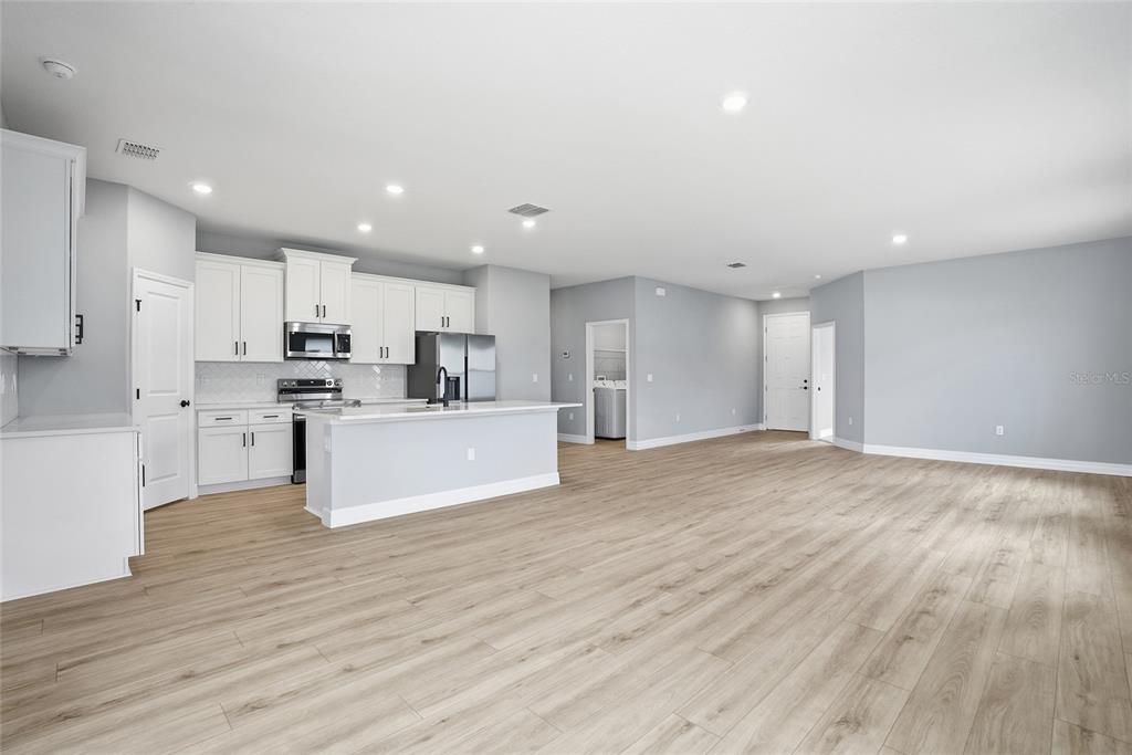 For Sale: $349,900 (4 beds, 3 baths, 1990 Square Feet)