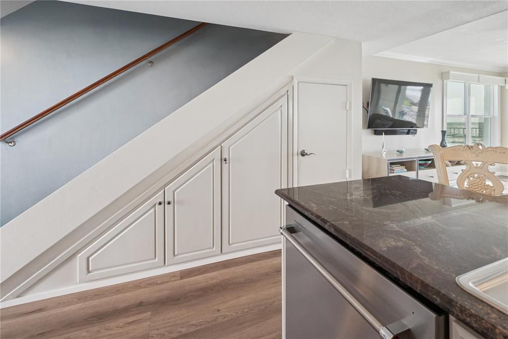 For Sale: $989,750 (2 beds, 2 baths, 1008 Square Feet)