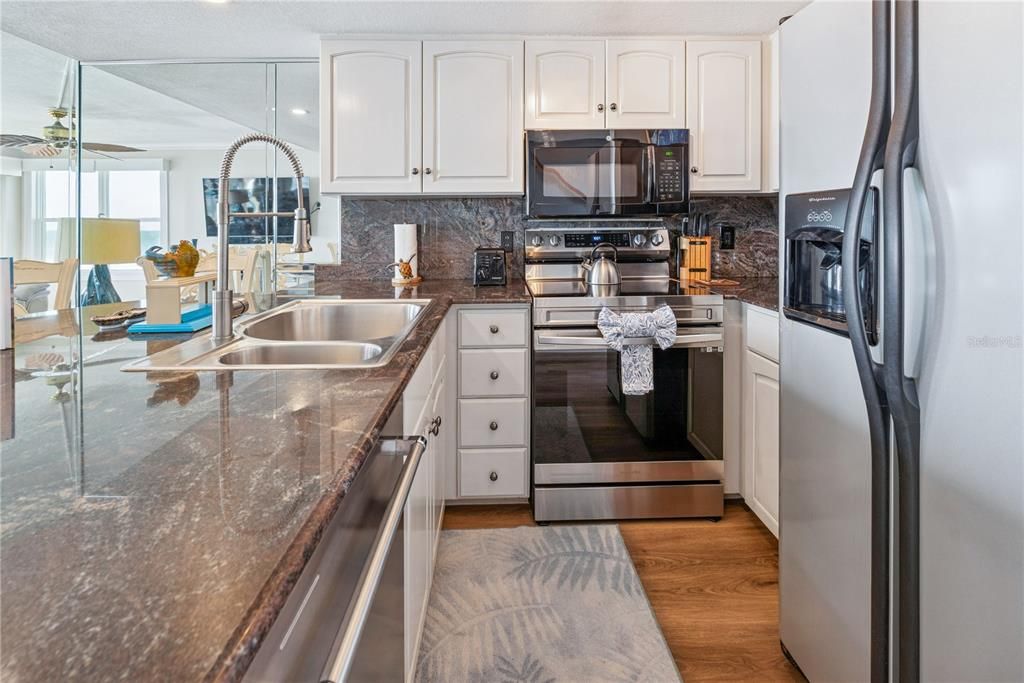 For Sale: $989,750 (2 beds, 2 baths, 1008 Square Feet)