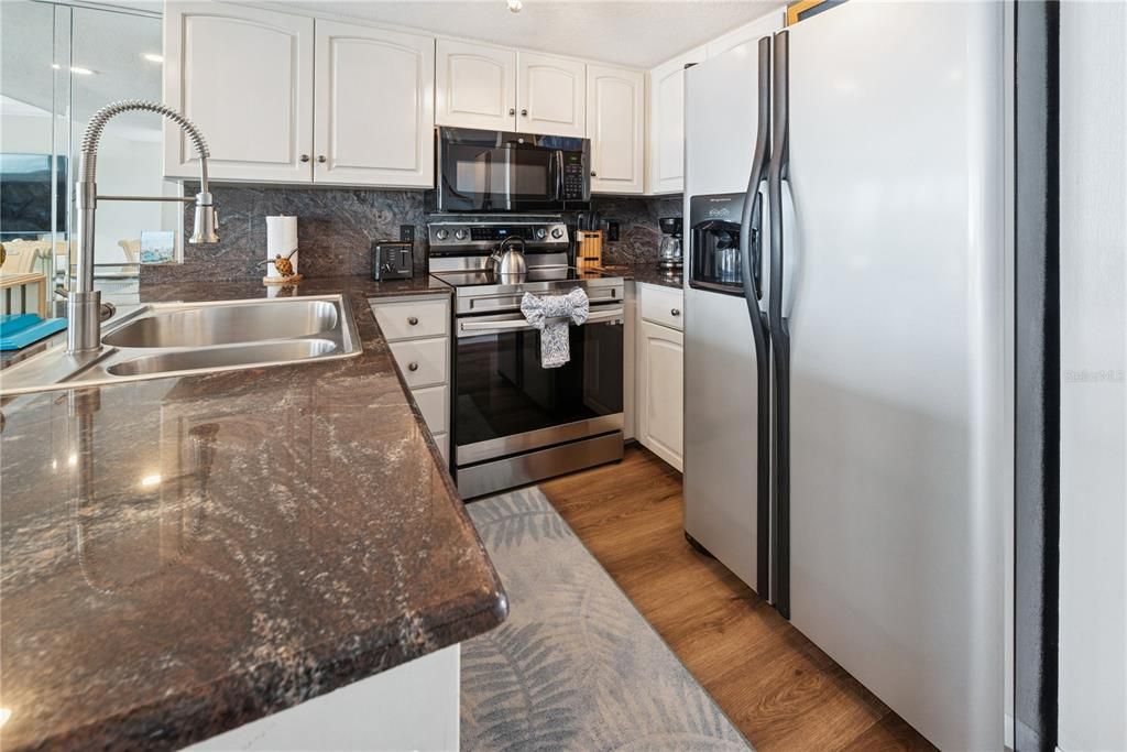 For Sale: $989,750 (2 beds, 2 baths, 1008 Square Feet)