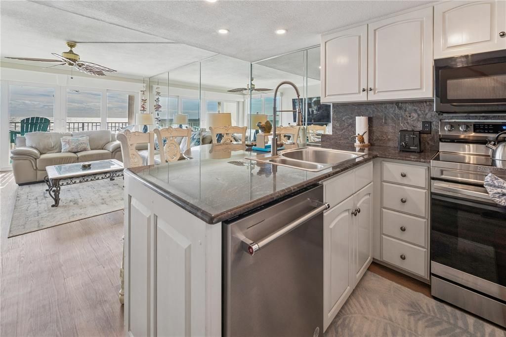 For Sale: $989,750 (2 beds, 2 baths, 1008 Square Feet)