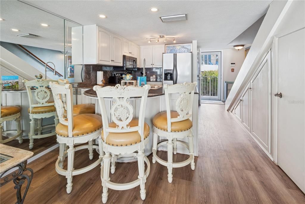 For Sale: $989,750 (2 beds, 2 baths, 1008 Square Feet)