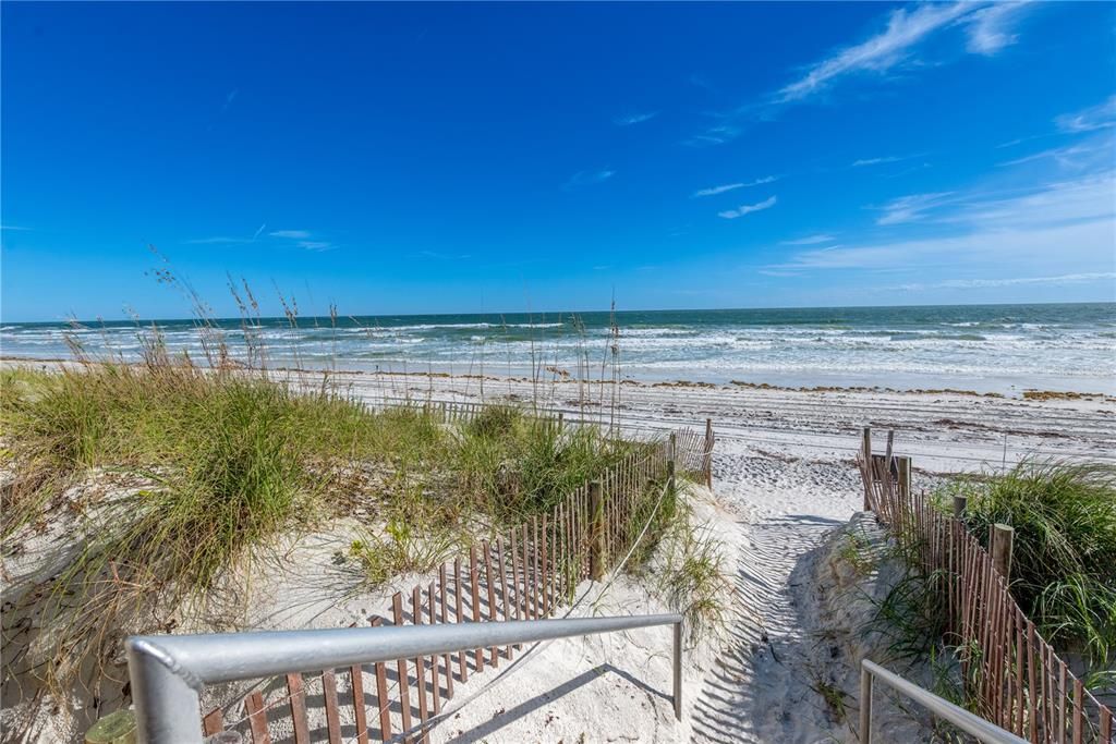 For Sale: $989,750 (2 beds, 2 baths, 1008 Square Feet)