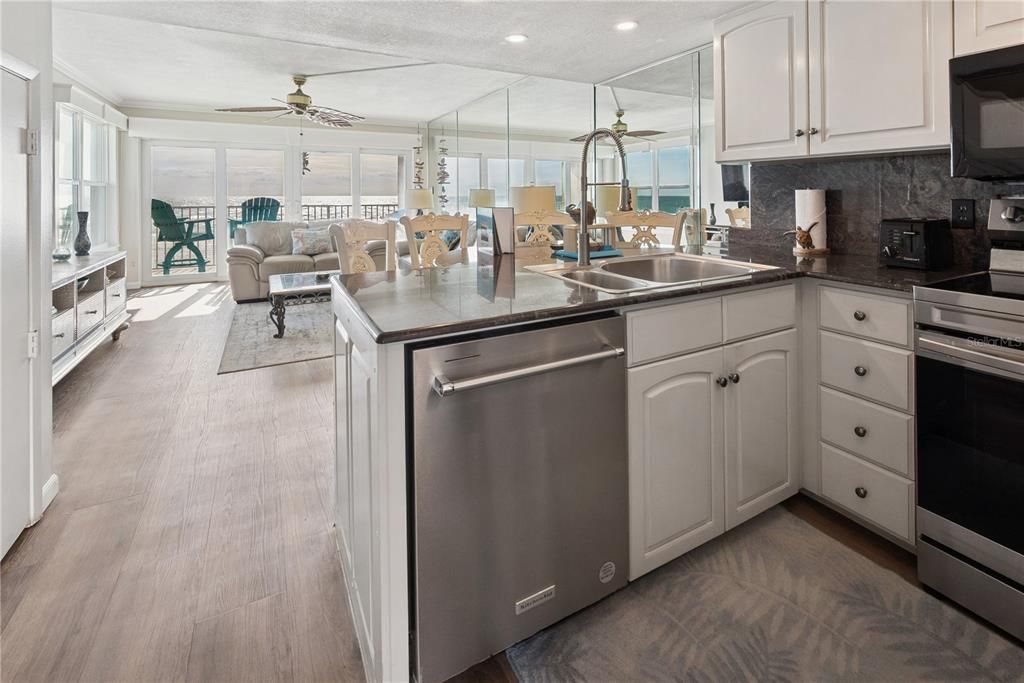 For Sale: $989,750 (2 beds, 2 baths, 1008 Square Feet)