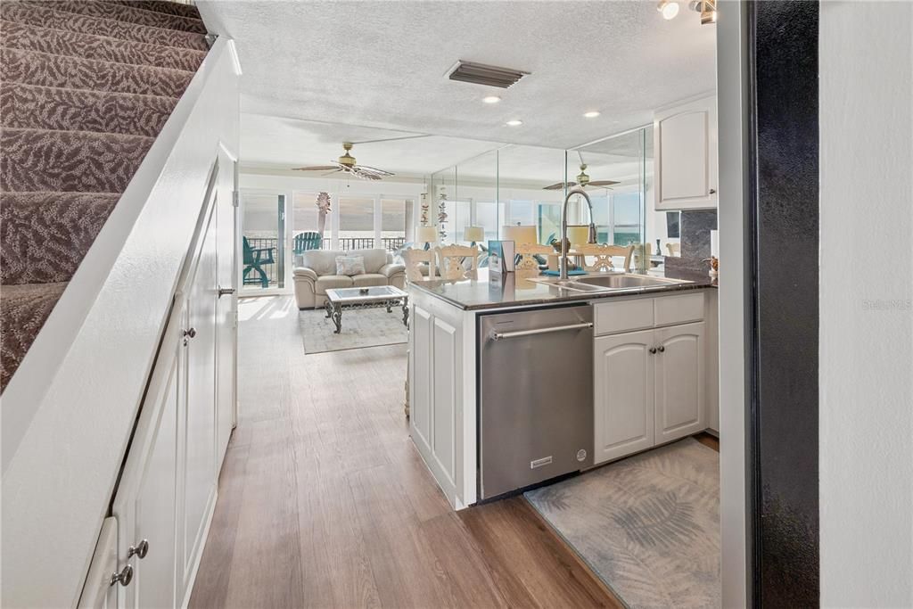 For Sale: $989,750 (2 beds, 2 baths, 1008 Square Feet)