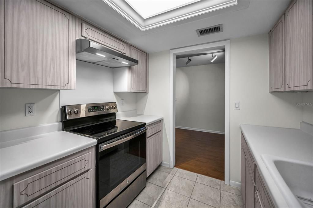 Под контрактом: $169,000 (1 спален, 1 ванн, 814 Квадратных фут)