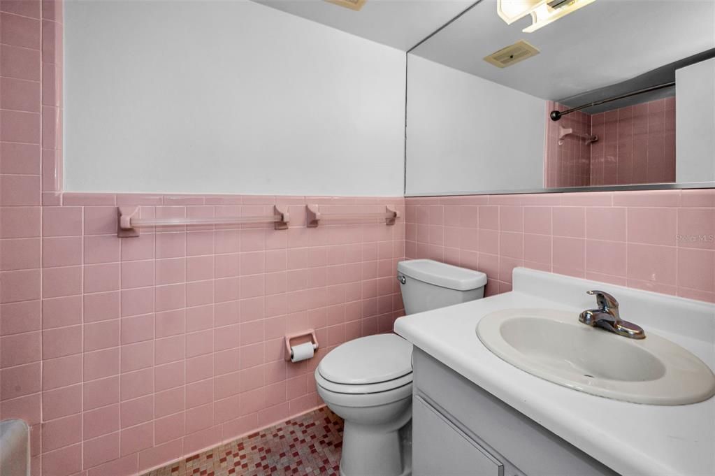 Под контрактом: $169,000 (1 спален, 1 ванн, 814 Квадратных фут)