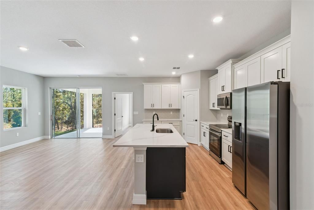 合同活跃: $357,900 (4 贝兹, 3 浴室, 1990 平方英尺)