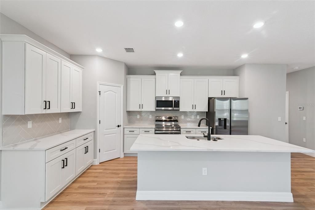 合同活跃: $357,900 (4 贝兹, 3 浴室, 1990 平方英尺)