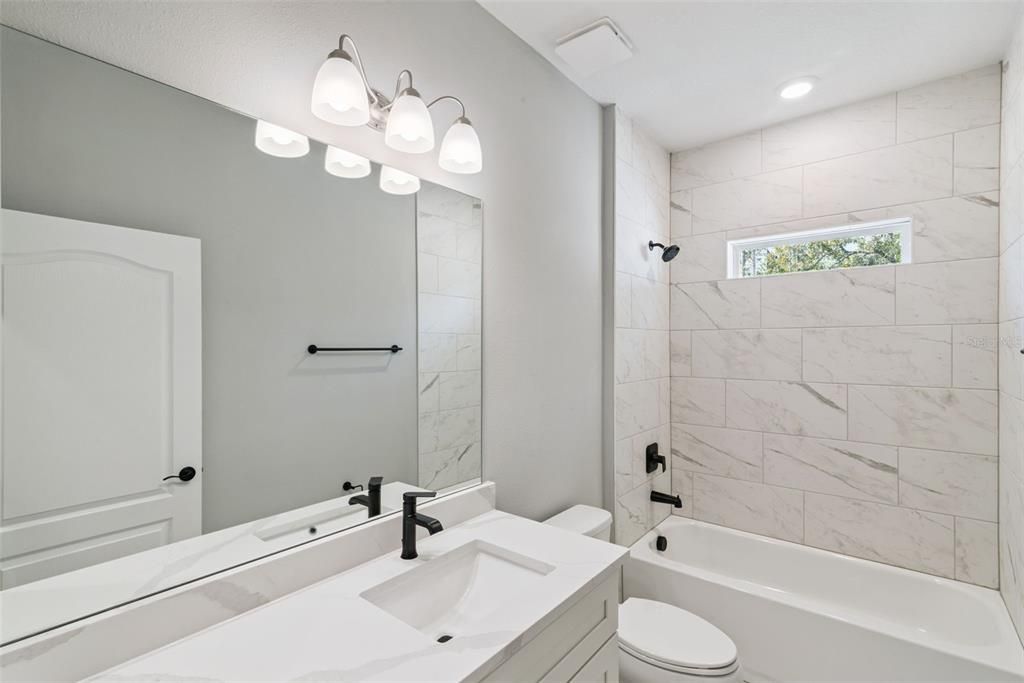 合同活跃: $357,900 (4 贝兹, 3 浴室, 1990 平方英尺)