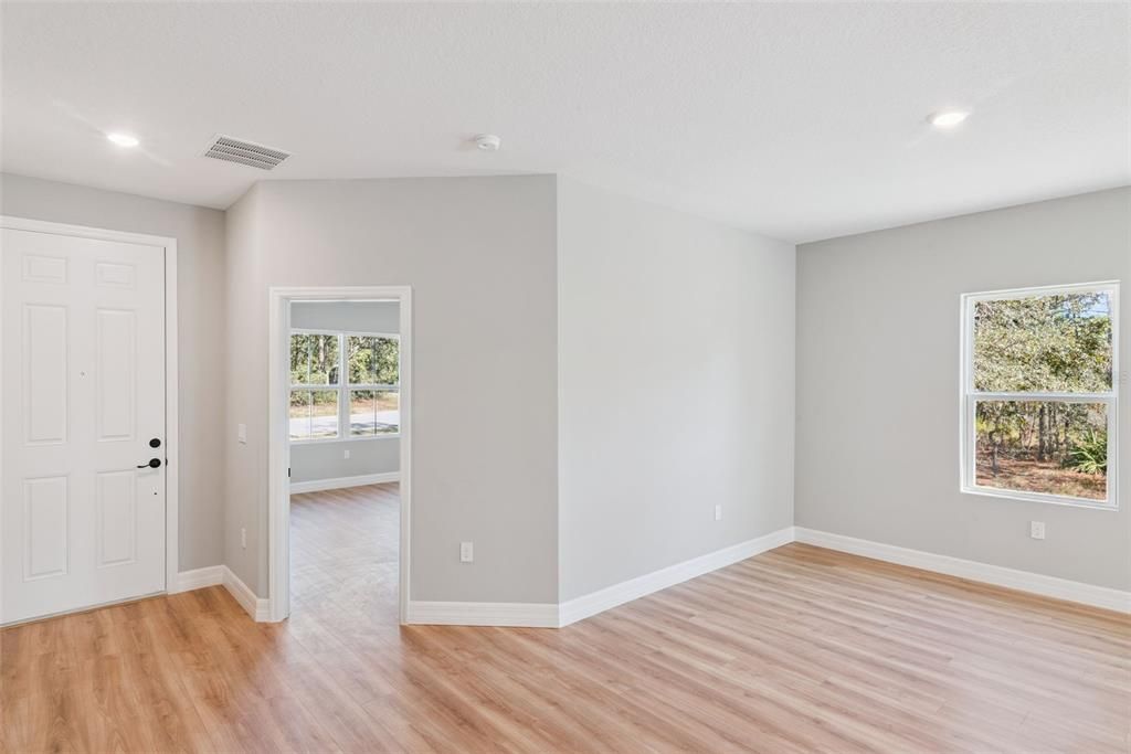 合同活跃: $357,900 (4 贝兹, 3 浴室, 1990 平方英尺)