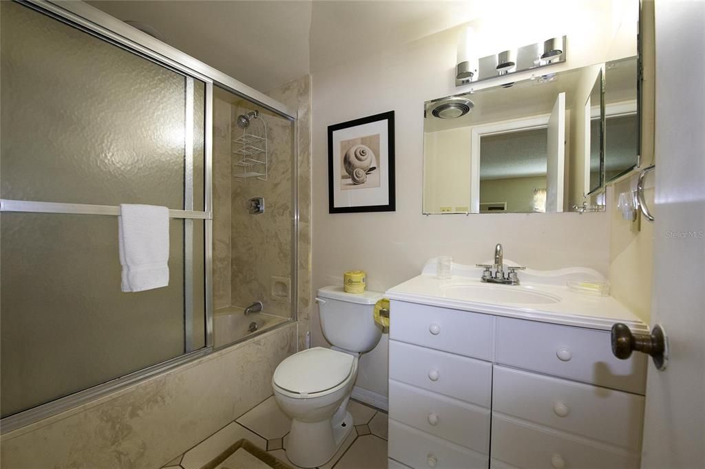 出租: $4,050 (2 贝兹, 2 浴室, 1080 平方英尺)