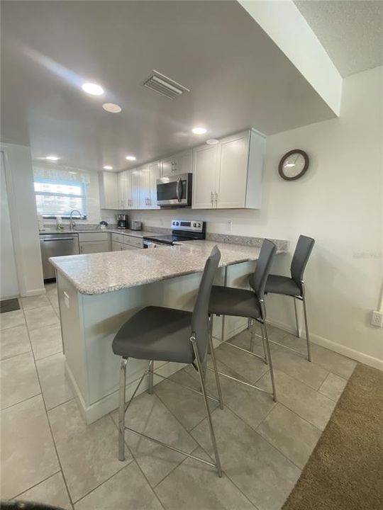 出租: $4,050 (2 贝兹, 2 浴室, 1080 平方英尺)