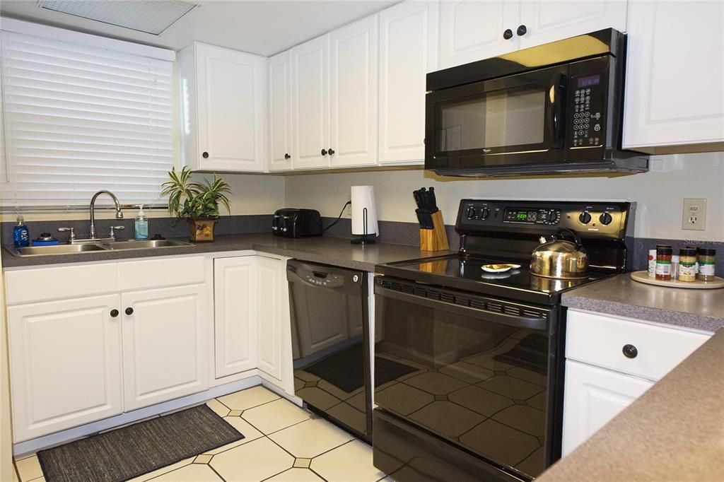 出租: $4,050 (2 贝兹, 2 浴室, 1080 平方英尺)