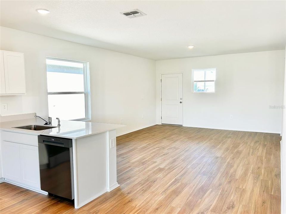 Под контрактом: $292,199 (2 спален, 2 ванн, 1241 Квадратных фут)