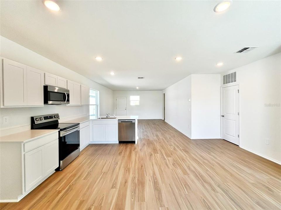 Под контрактом: $292,199 (2 спален, 2 ванн, 1241 Квадратных фут)