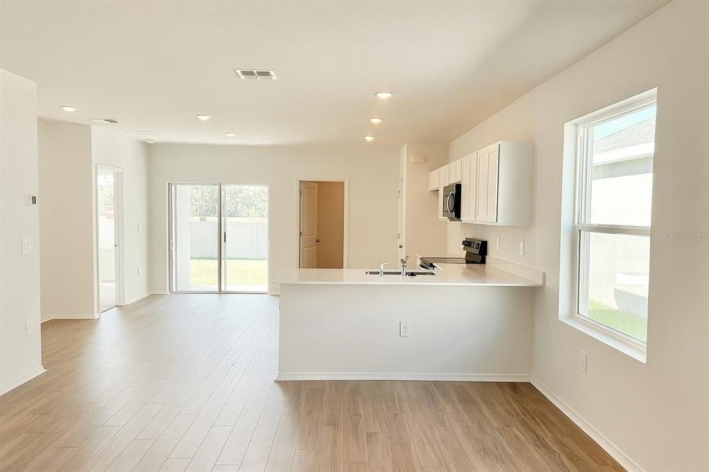 Под контрактом: $292,199 (2 спален, 2 ванн, 1241 Квадратных фут)