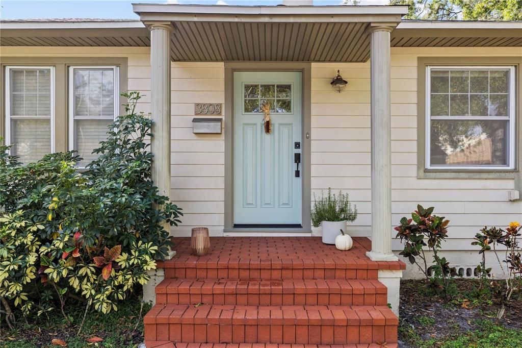 Под контрактом: $1,030,000 (5 спален, 3 ванн, 2372 Квадратных фут)