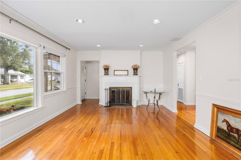 Под контрактом: $1,030,000 (5 спален, 3 ванн, 2372 Квадратных фут)