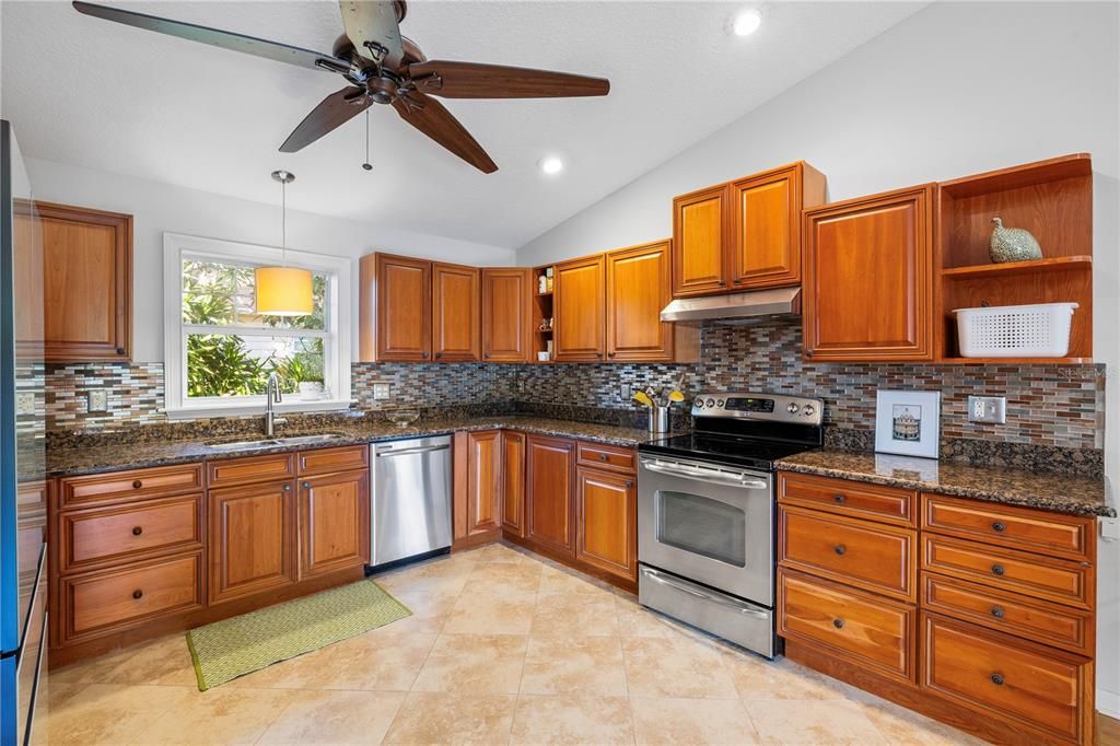 Под контрактом: $1,030,000 (5 спален, 3 ванн, 2372 Квадратных фут)