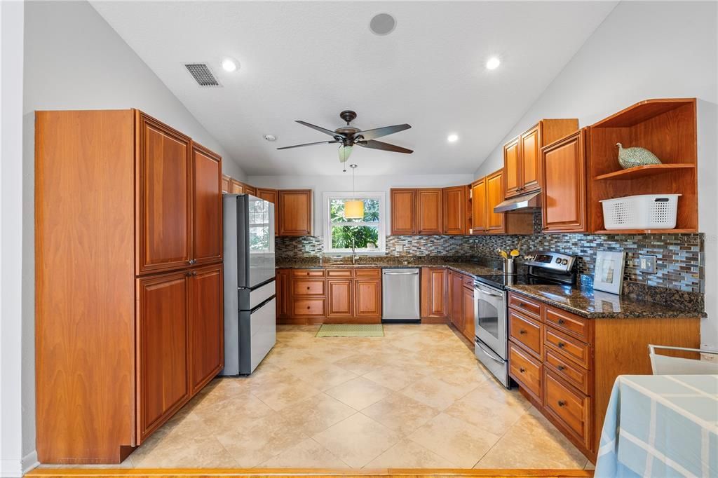 Под контрактом: $1,030,000 (5 спален, 3 ванн, 2372 Квадратных фут)