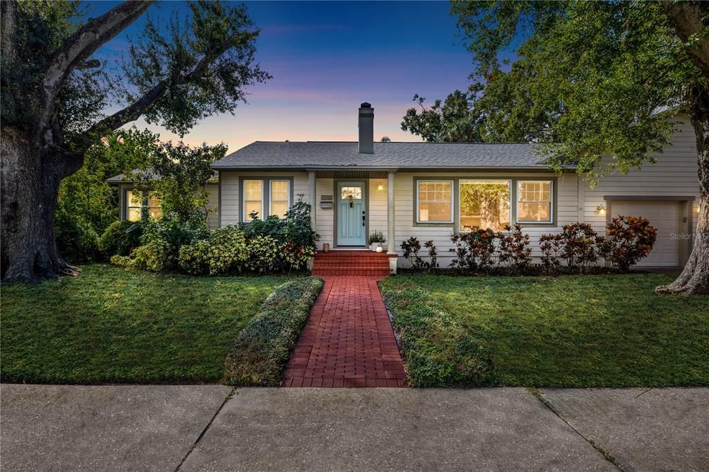 Под контрактом: $1,030,000 (5 спален, 3 ванн, 2372 Квадратных фут)