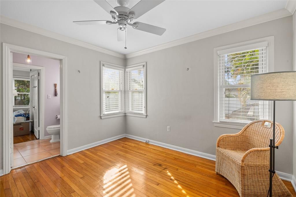 Под контрактом: $1,030,000 (5 спален, 3 ванн, 2372 Квадратных фут)