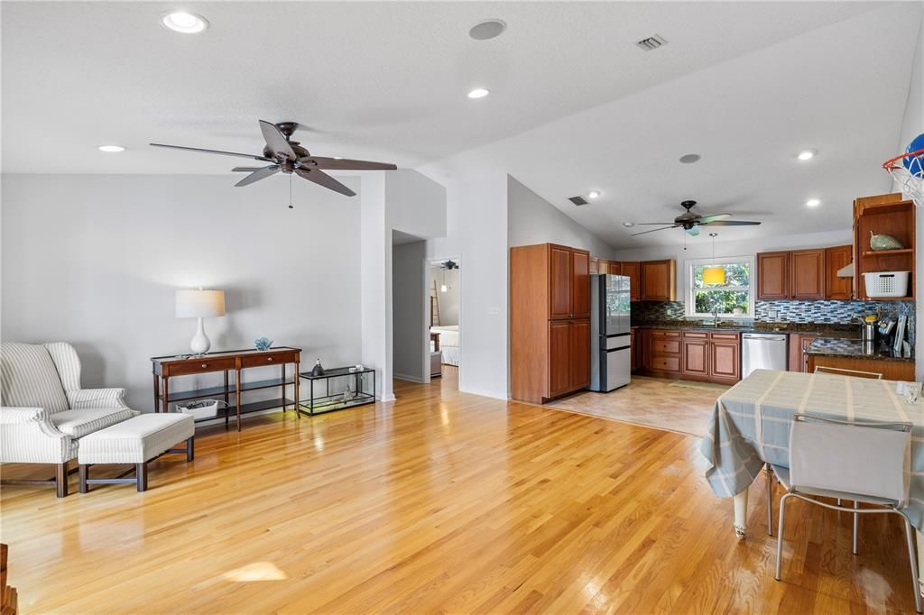 Под контрактом: $1,030,000 (5 спален, 3 ванн, 2372 Квадратных фут)