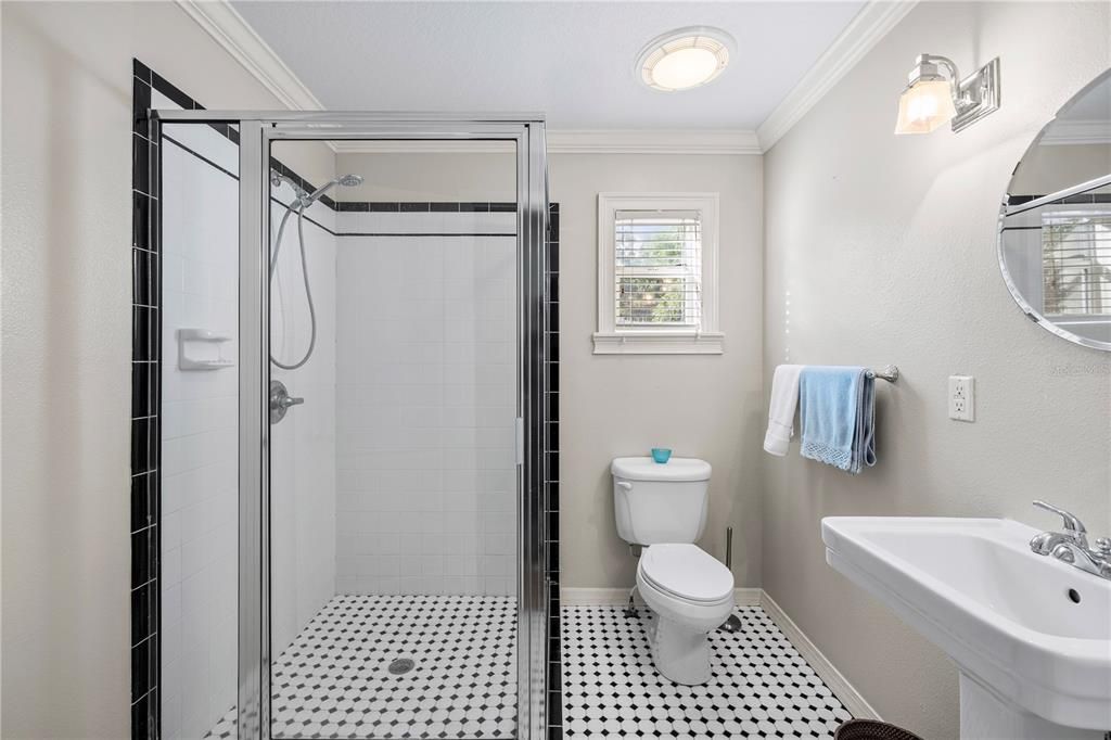 Под контрактом: $1,030,000 (5 спален, 3 ванн, 2372 Квадратных фут)