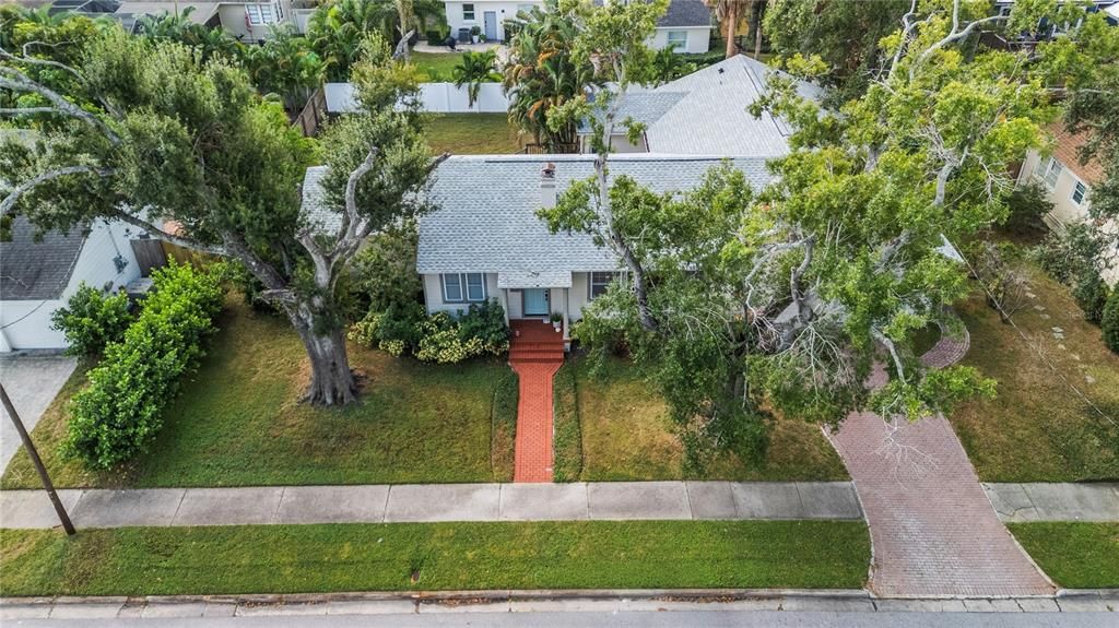 Под контрактом: $1,030,000 (5 спален, 3 ванн, 2372 Квадратных фут)