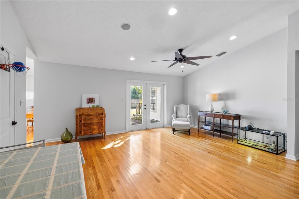 Под контрактом: $1,030,000 (5 спален, 3 ванн, 2372 Квадратных фут)