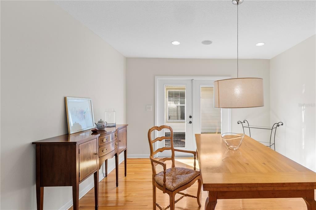 Под контрактом: $1,030,000 (5 спален, 3 ванн, 2372 Квадратных фут)