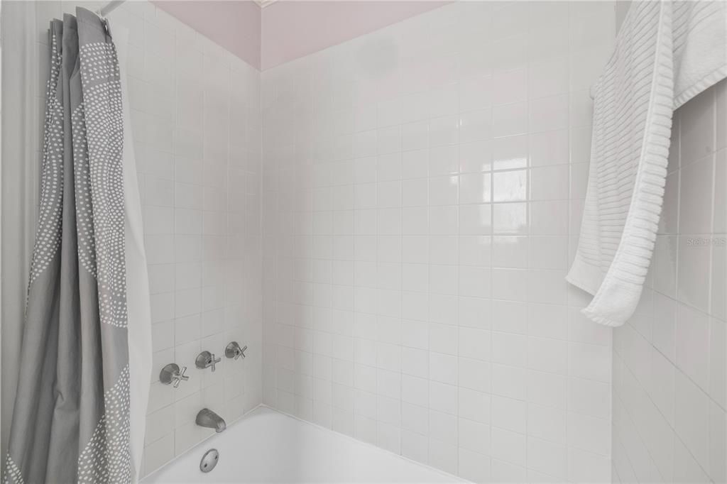 Под контрактом: $1,030,000 (5 спален, 3 ванн, 2372 Квадратных фут)