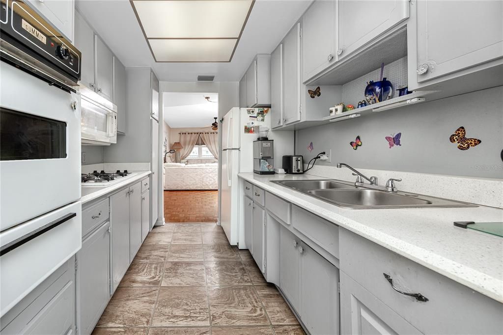 For Sale: $199,000 (2 beds, 2 baths, 1160 Square Feet)